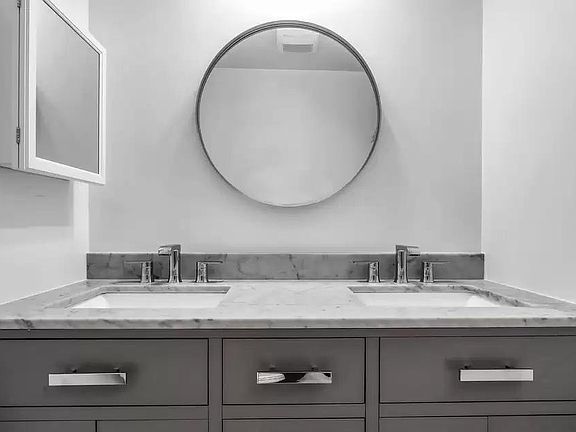 4th image of 2542 N Beachwood Dr #7