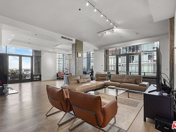 5th image of 1111 S Grand Ave #Penthouse 1