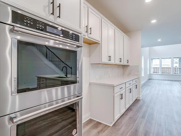 9836 Derbyshire Dr — Photo 60
