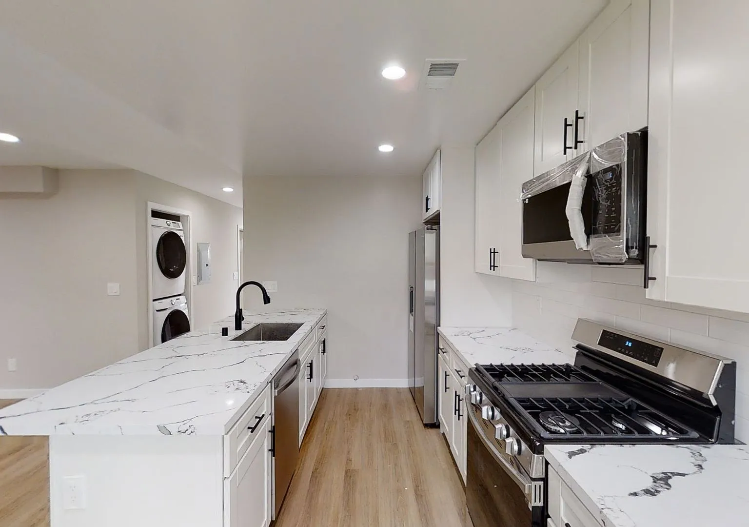 4BD/2BA, Close to Campus! — Photo 4