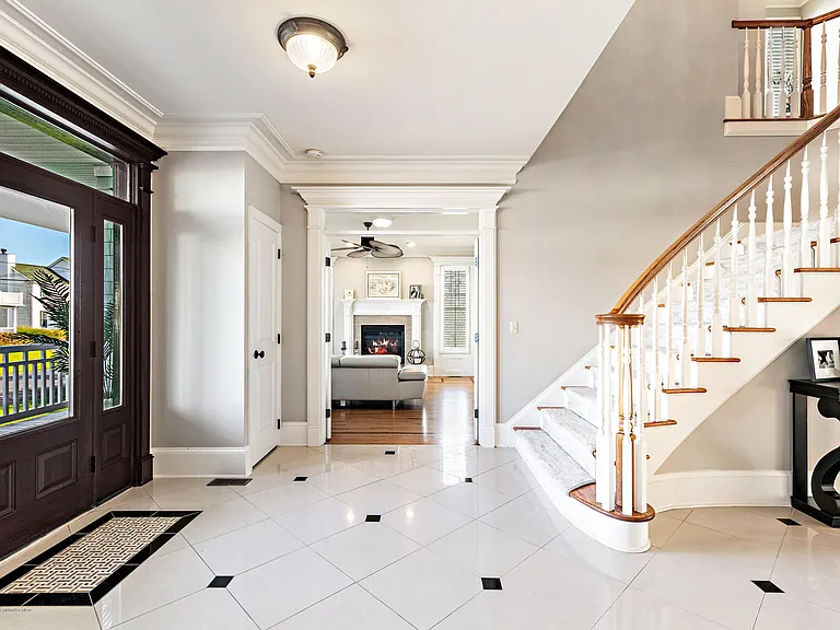 30 Columbus Dr — Photo 6