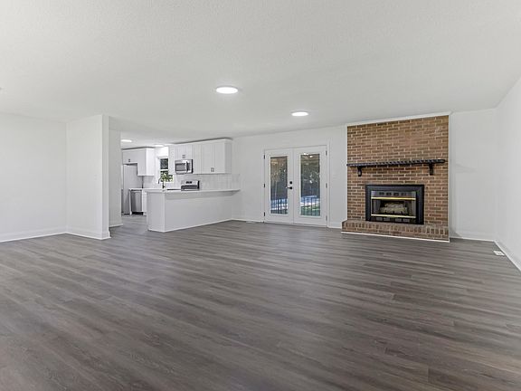 3rd image of 402 Woodley Rd