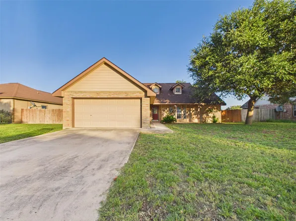1125 Iris Crescent Dr, Floresville, TX 78114