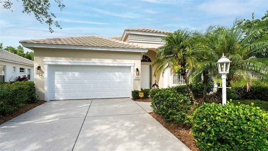 3 bed, 2.0 bath, 2044 sqft, $8,300 — Photo 3