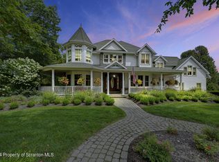 311 Glenmaura Dr, Moosic, PA 18507