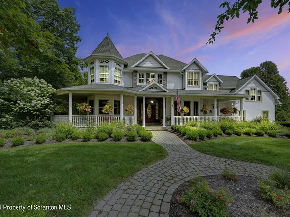 311 Glenmaura Dr, Moosic, PA 18507