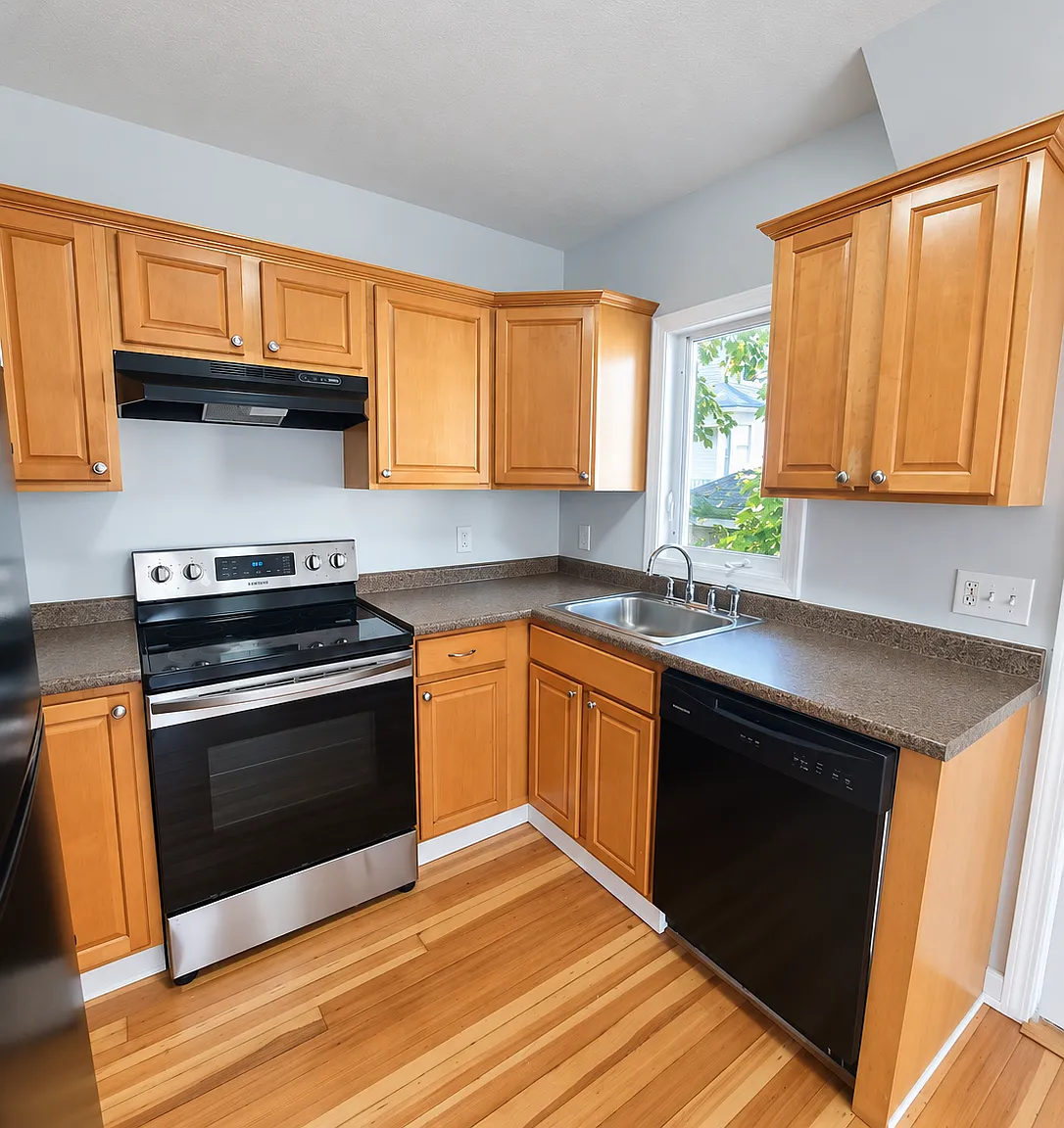 3 bed, 1.0 bath, 1100 sqft, $3,300 — Photo 2