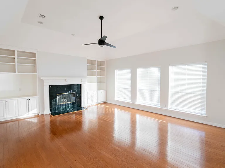 Spacious Family Room for large family gatherings
