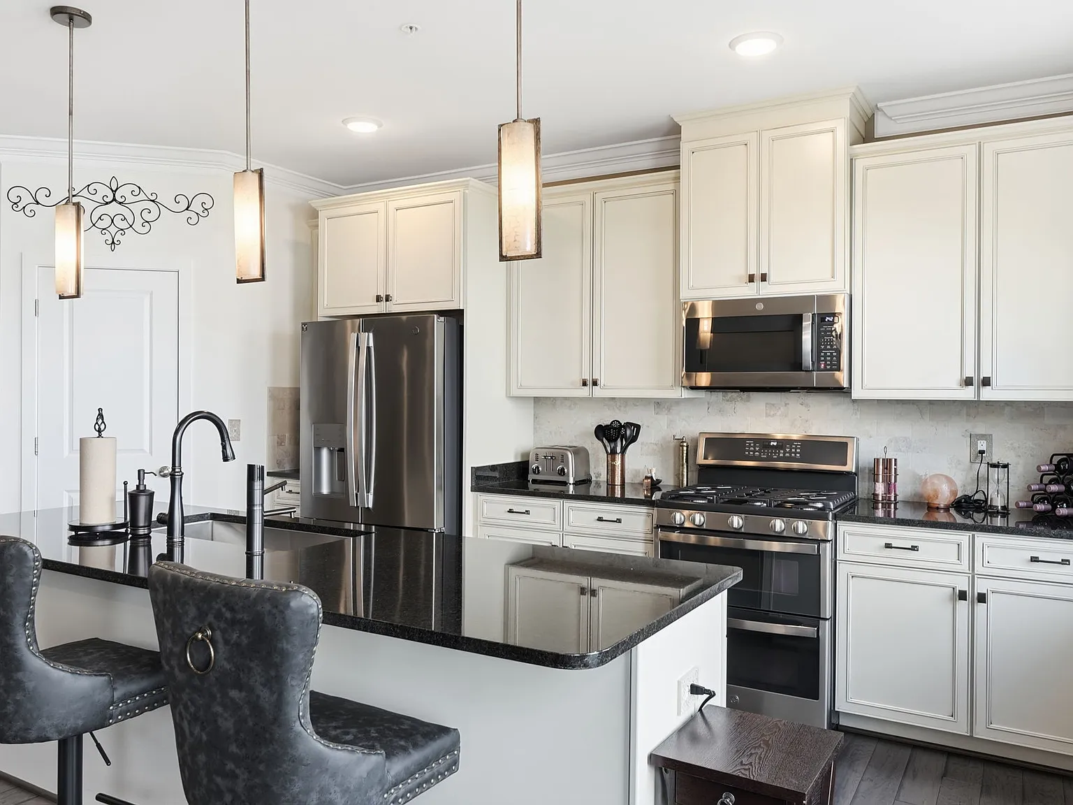 3 bed, 2.5 bath, 2264 sqft, $3,100 — Photo 3