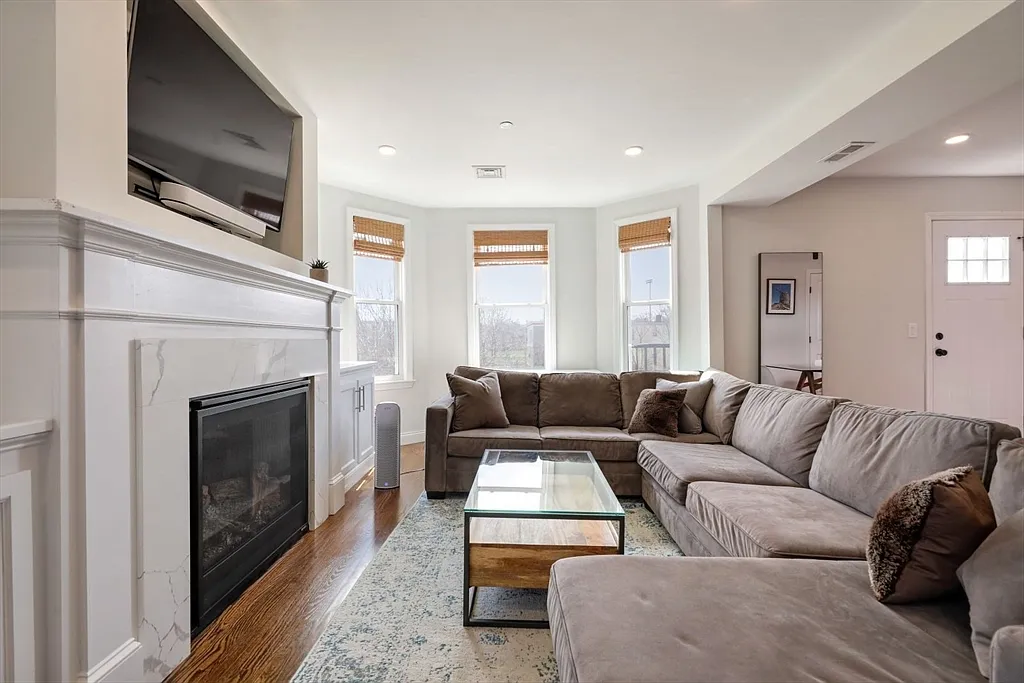 Building Photo - 77 Torrey St #3