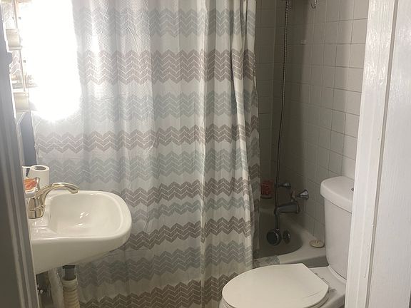 5th image of 406 N Center St