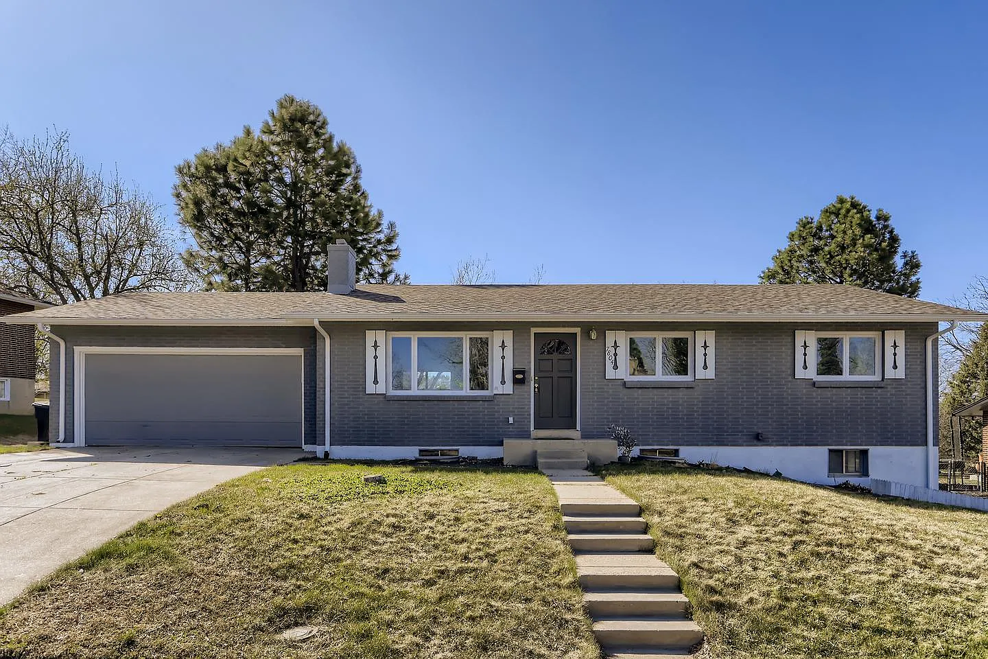 Stunning Hampden South home near Denver Tech Center — Photo 1