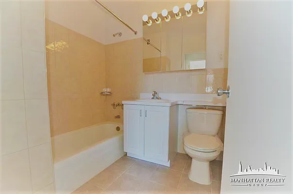 Rented by Manhattan Realty Group | media 8