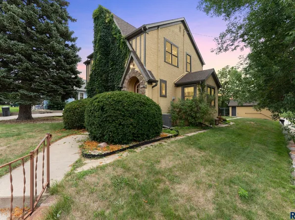 300 E Stearns Ave, Chamberlain, SD 57325