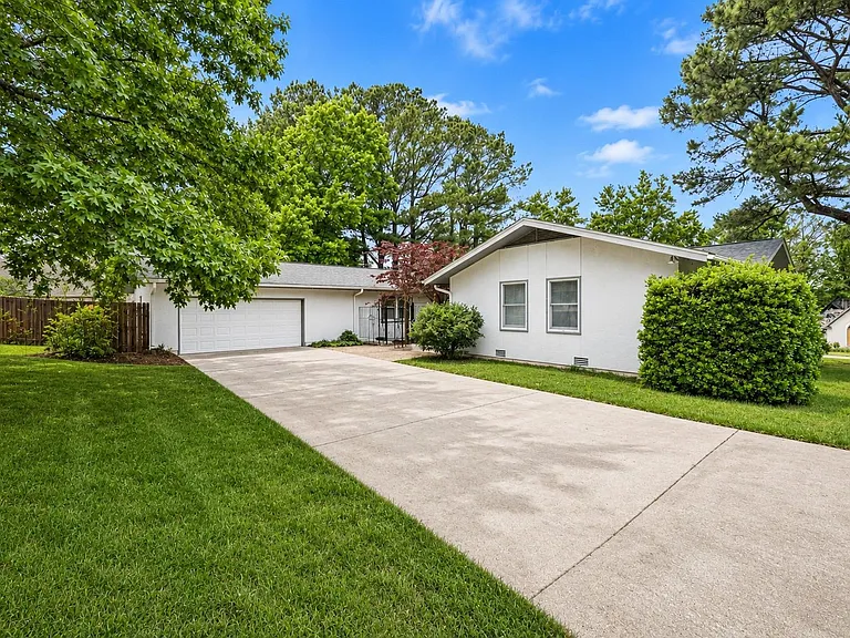 315 E Fairway Ln — Photo 1