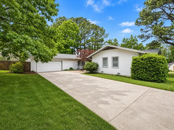 315 E Fairway Ln, Fayetteville, AR 72701