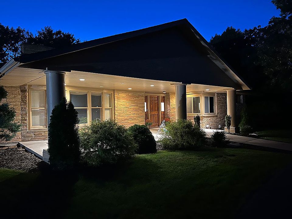 2nd image of 1031 Carpenter Ave NW