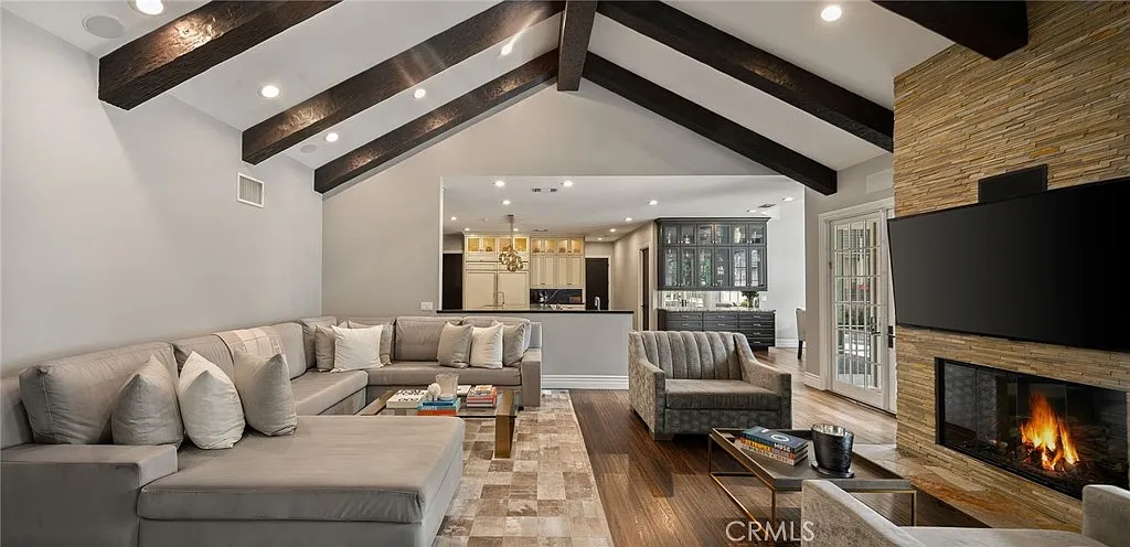 6 bed, 6900 sqft, $24,950 — Photo 4
