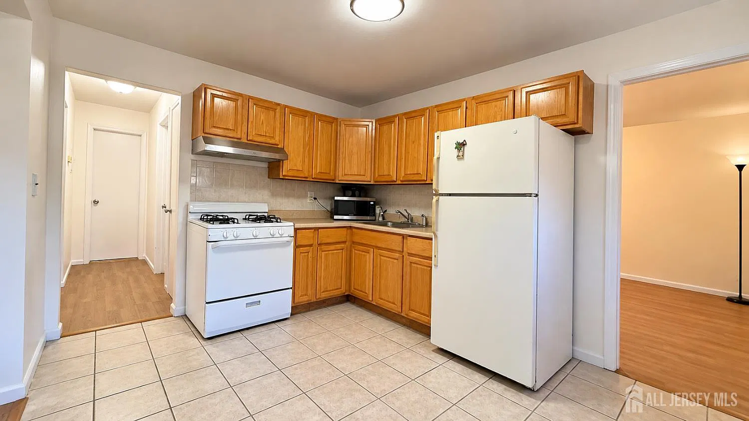 2 bed, 1.0 bath, 884 sqft, $1,900 — Photo 3