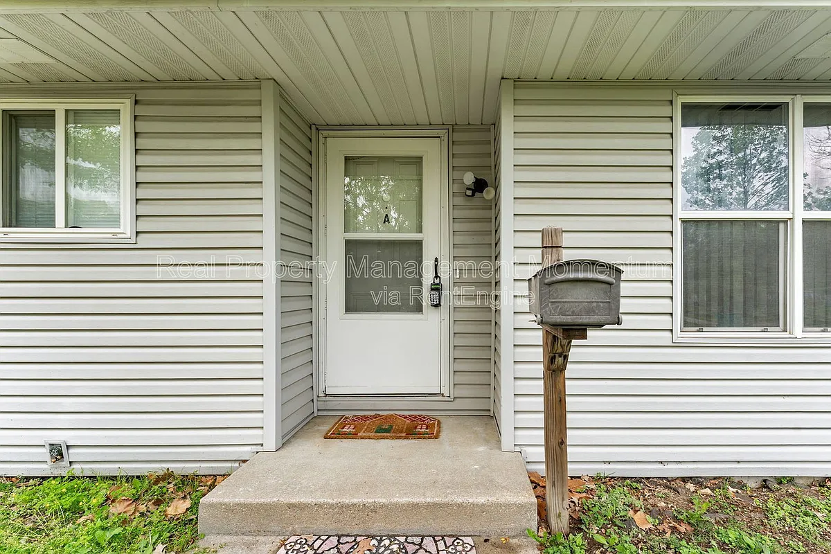 Building Photo - 716 E Locust St #A