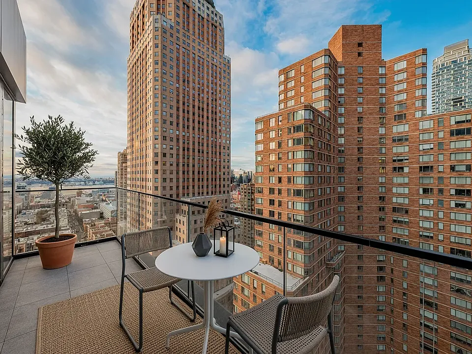 250 W 49th St #62701