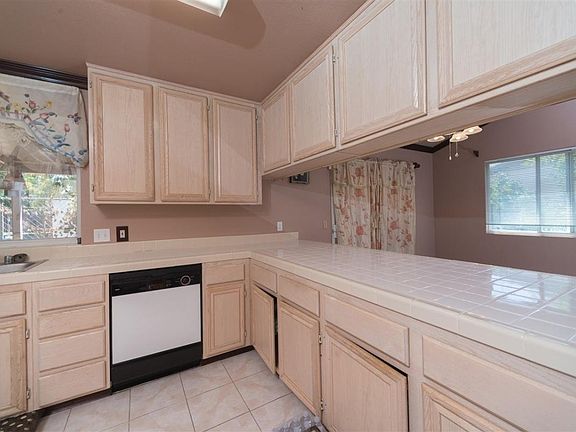 5th image of 578 Clayton Ct