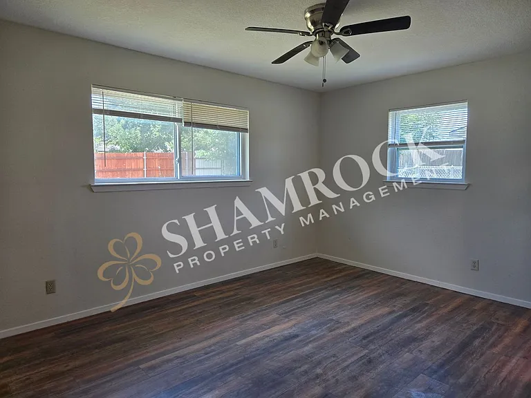929 Rosedale Dr — Photo 7