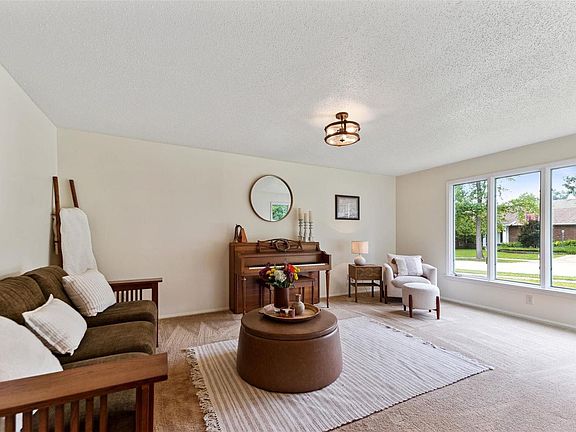 3rd image of 492 Maymont Dr