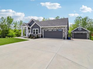 546 N Oakwood Ln, Tonganoxie, KS 66086
