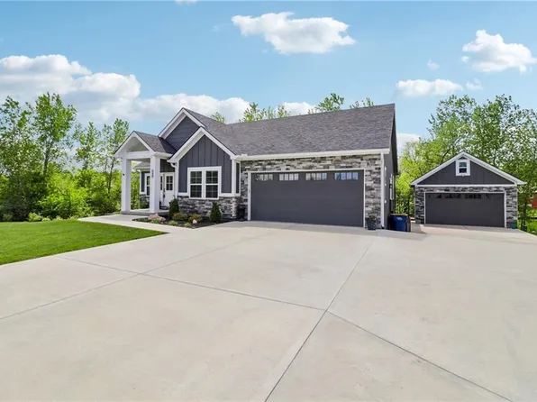 546 N Oakwood Ln, Tonganoxie, KS 66086