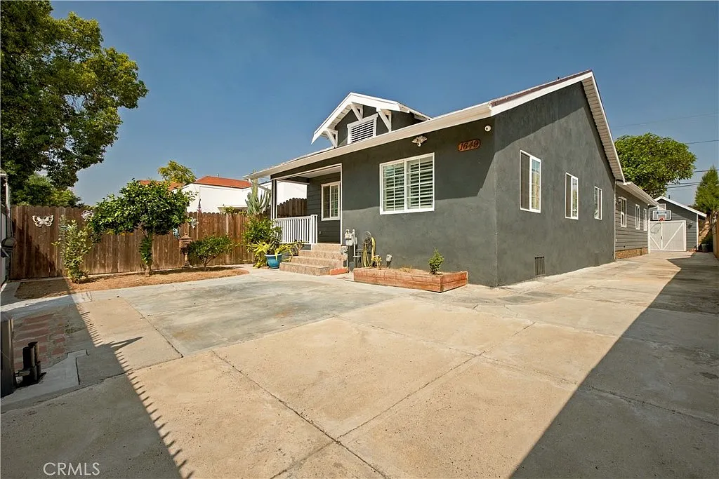 4 bed, 1820 sqft, $3,495 — Photo 2