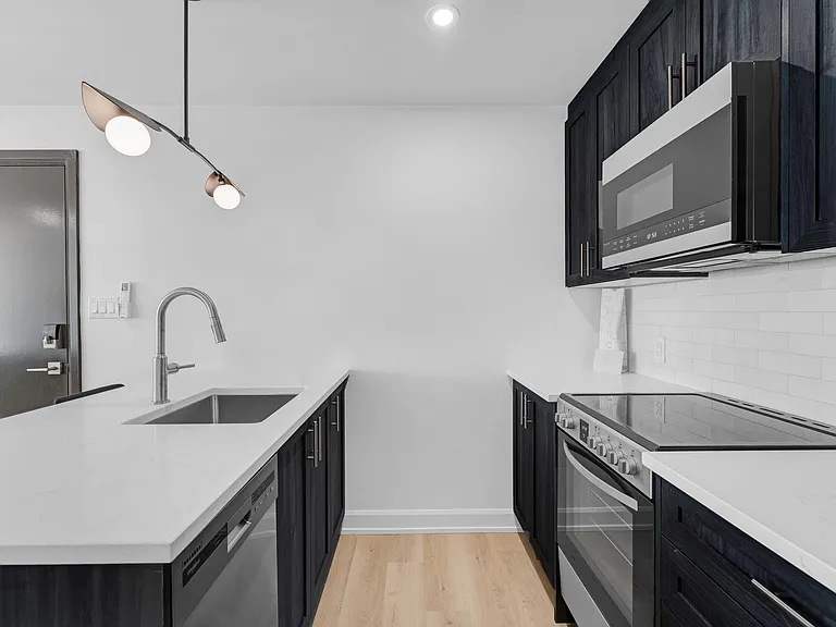 658 Somerset St W — Photo 27