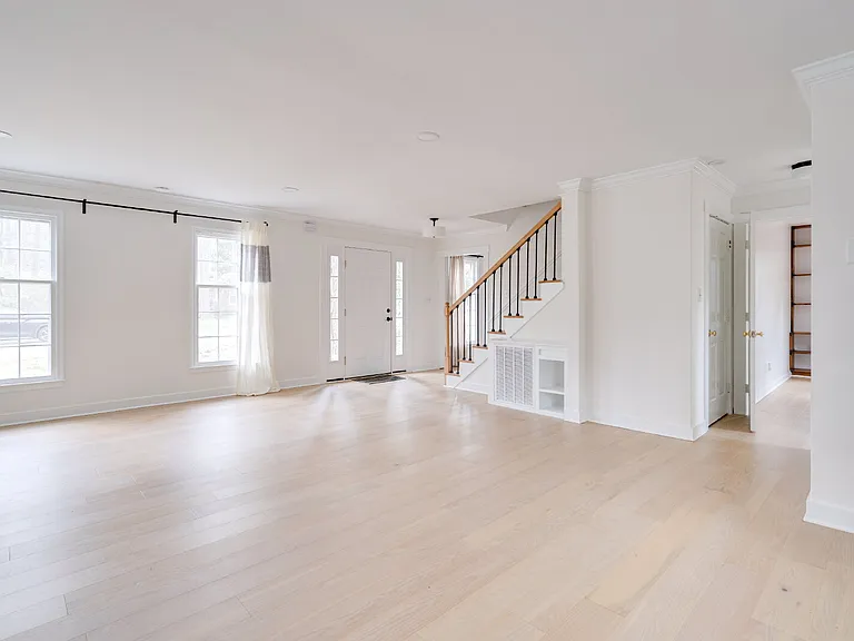 2437 Tilghman Cir — Photo 4