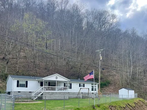 68 Broad Br, Harts, WV 25524
