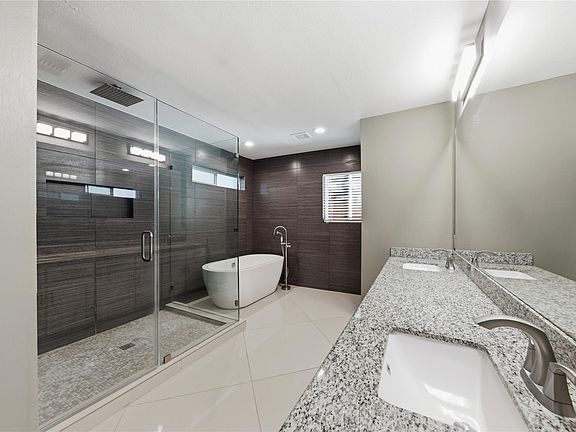 4th image of 703 Queensmill Ct