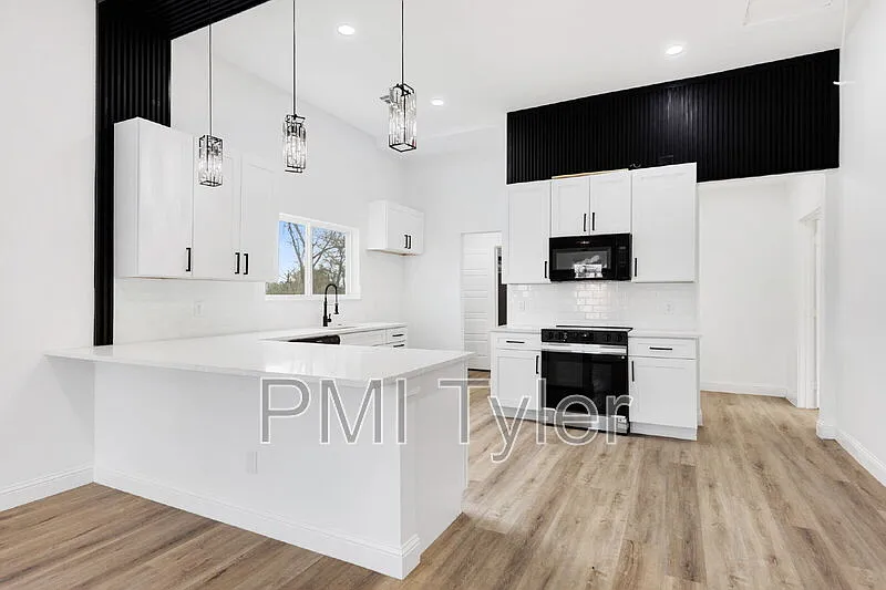 3 bed, 2.0 bath, 1332 sqft, $1,750 — Photo 3