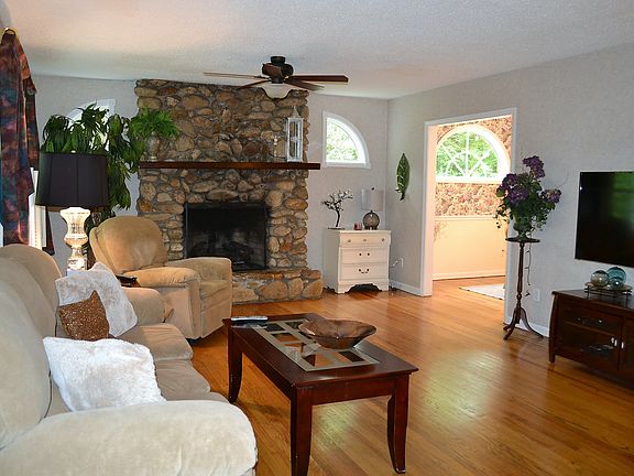 4th image of 202 Sherwood Pl