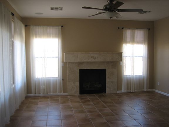 Family room w/ gas fireplace