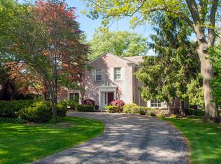 570 Oxford Rd, Grosse Pointe Woods, MI 48236