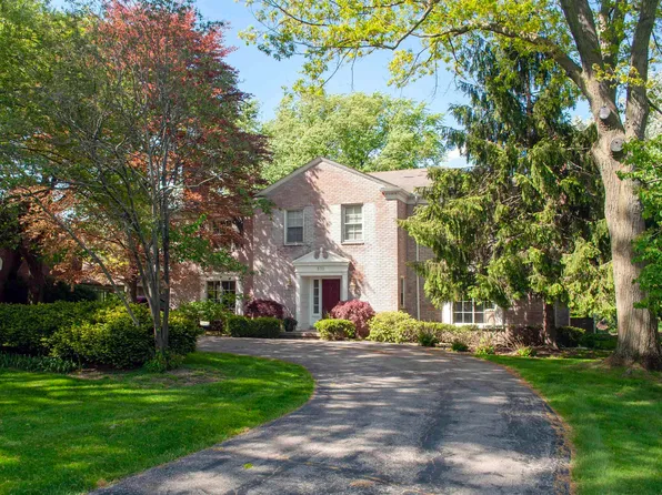 570 Oxford Rd, Grosse Pointe Woods, MI 48236