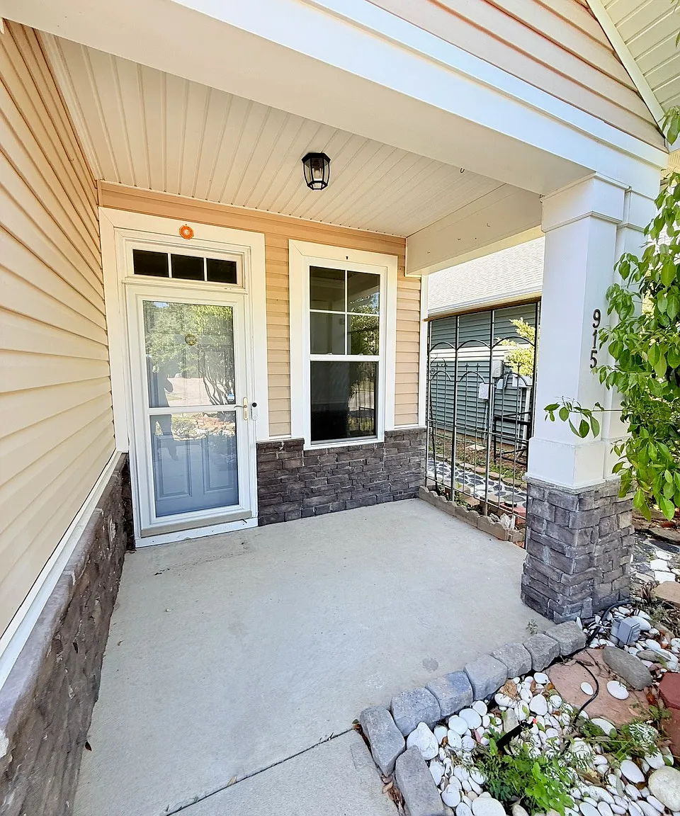 4 bed, 2500 sqft, $2,150 — Photo 2