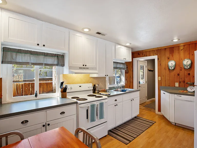 321 E Gunnison Ave — Photo 14