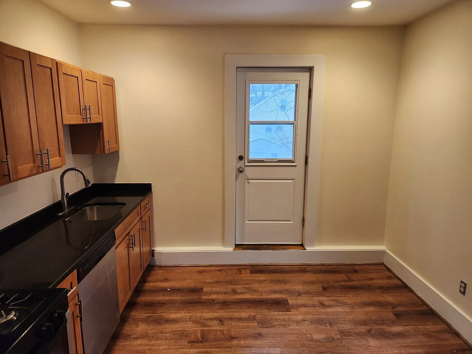 3 bed, 2.0 bath, 1220 sqft, $3,000 — Photo 2
