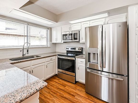 3rd image of 6907 Castleview Ln