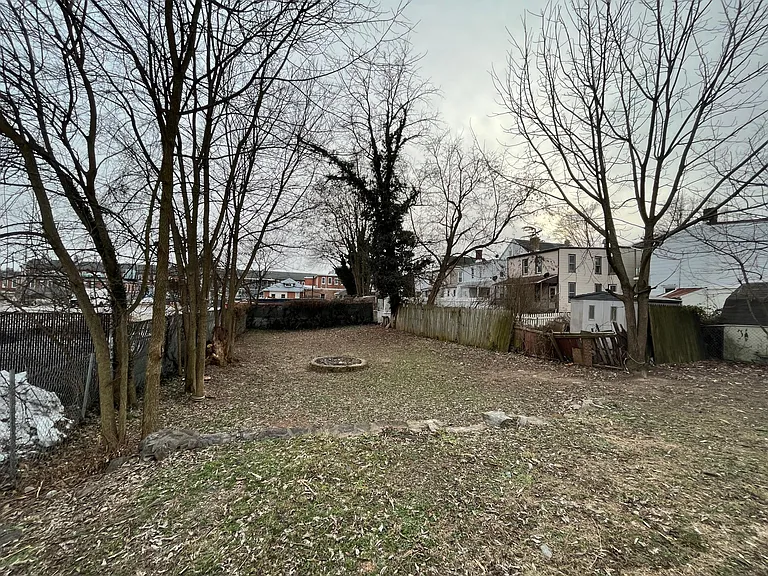 560 W North St — Photo 22