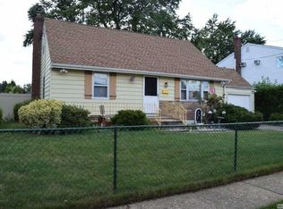 133 E Zoranne Dr, Farmingdale, NY 11735