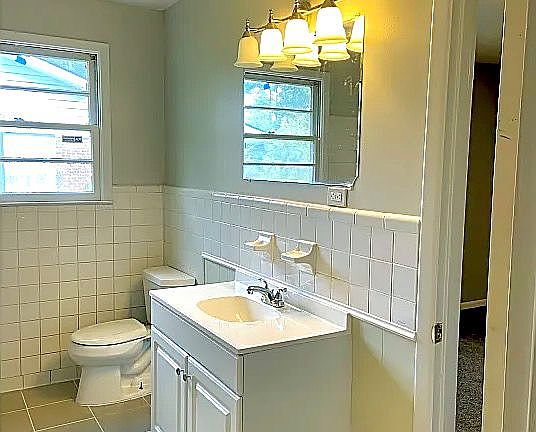 4th image of 2209 Park Ln