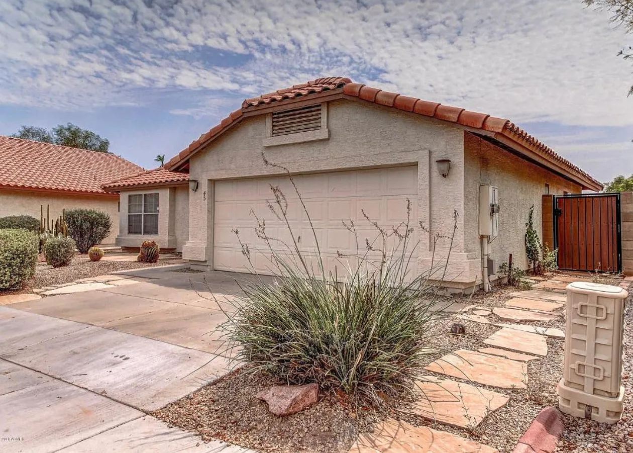 3 bed, 1377 sqft, $2,100 — Photo 1