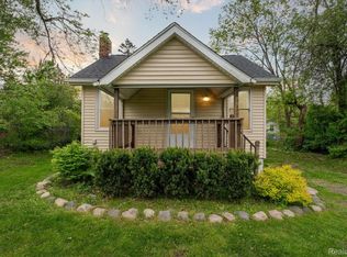 95 Waterly Ave, Waterford, MI 48328