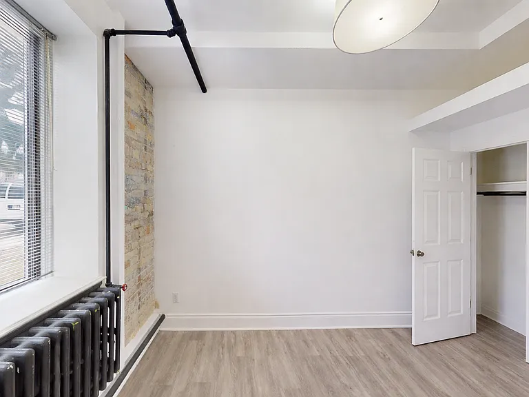 1152 Gerrard St E — Photo 6